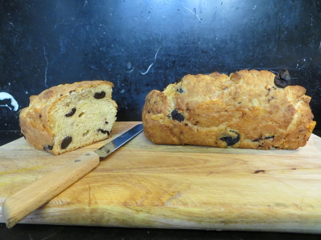 Olive soda bread 002 (640x480).jpg